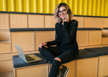 Μάλωσε με τον σύντροφό της μπροστά στους γονείς του