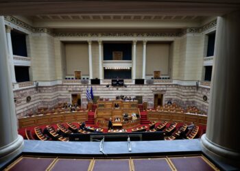 Τροποποιούνται οι διατάξεις για τους περιορισμούς συμμετοχής σε εταιρείες με έδρα την αλλοδαπή για συζύγους πολιτικών και συγγενείς α’ βαθμού