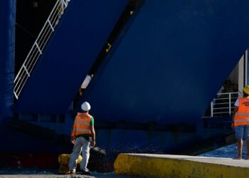 Πρόσκρουση πλοίου στο λιμάνι της Τήνου