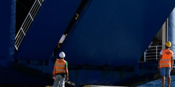 Πρόσκρουση πλοίου στο λιμάνι της Τήνου