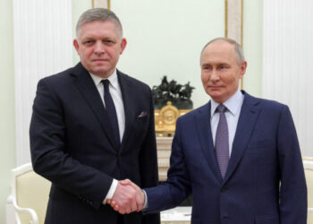 Ρωσία: Ο Φίτσο «έσπασε τη γραμμή» της Ε.Ε. και έσφιξε το χέρι του Πούτιν στη Μόσχα