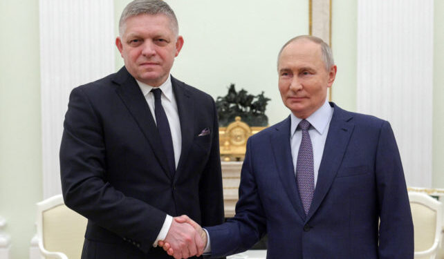 Ρωσία: Ο Φίτσο «έσπασε τη γραμμή» της Ε.Ε. και έσφιξε το χέρι του Πούτιν στη Μόσχα