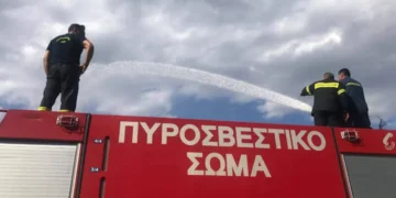 Φωτιά τώρα σε εγκαταλελειμμένο κτίριο στην Αθήνα