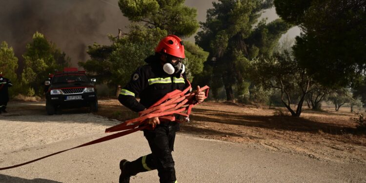Φωτιά τώρα κοντά στο Κέντρο Υγείας Πολιχνίτου – Στο σημείο η Πυροσβεστική