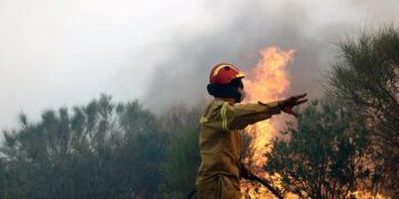 Φωτιά τώρα στα Μέθανα – Μεγάλη κινητοποίηση της Πυροσβεστικής