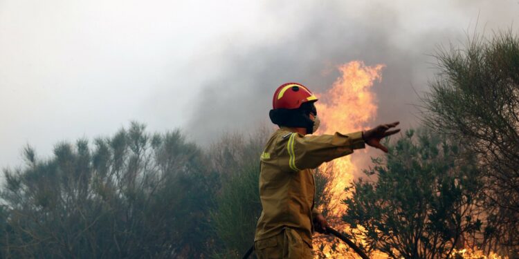 Φωτιά τώρα στα Μέθανα – Μεγάλη κινητοποίηση της Πυροσβεστικής