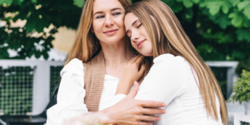 Οι μητέρες που έχουν απόμακρη σχέση με τις ενήλικες κόρες τους παρουσιάζουν αυτές τις 8 συμπεριφορές