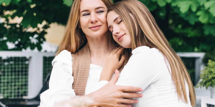 Οι μητέρες που έχουν απόμακρη σχέση με τις ενήλικες κόρες τους παρουσιάζουν αυτές τις 8 συμπεριφορές