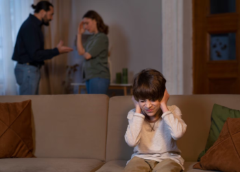 Τα 9 χαρακτηριστικά γνωρίσματα των ανθρώπων που χρησιμοποιούν τα παιδιά τους σαν «όπλο» στο διαζύγιό τους