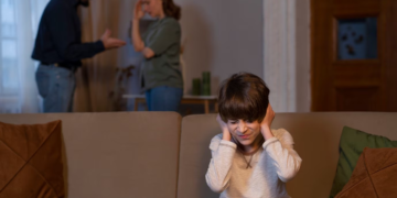 Τα 9 χαρακτηριστικά γνωρίσματα των ανθρώπων που χρησιμοποιούν τα παιδιά τους σαν «όπλο» στο διαζύγιό τους