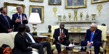 Τι κάνεις όταν ο Τραμπ σβήνει τα φώτα και ανεβάζει παράσταση; Μαθήματα για υποψήφια «θύματα» από τον Νοτιοαφρικανό Ραμαφόσα