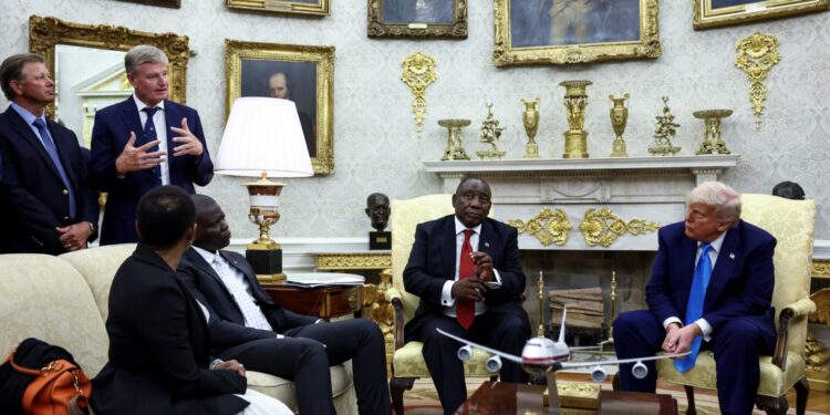 Τι κάνεις όταν ο Τραμπ σβήνει τα φώτα και ανεβάζει παράσταση; Μαθήματα για υποψήφια «θύματα» από τον Νοτιοαφρικανό Ραμαφόσα