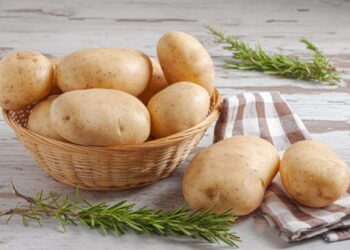 Πατάτες: Το κόλπο αποθήκευσης με 1 φρούτο για να μην βγάζουν φύτρες