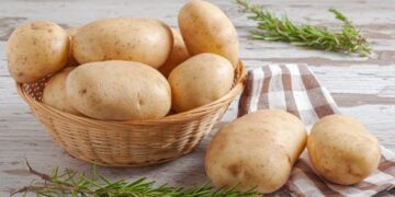 Πατάτες: Το κόλπο αποθήκευσης με 1 φρούτο για να μην βγάζουν φύτρες