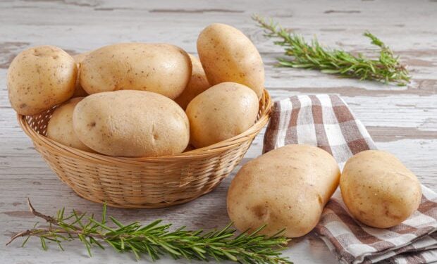 Πατάτες: Το κόλπο αποθήκευσης με 1 φρούτο για να μην βγάζουν φύτρες