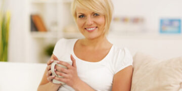 Πετάει τις κόρες της έξω από το σπίτι