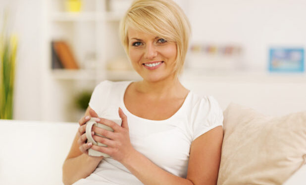 Πετάει τις κόρες της έξω από το σπίτι