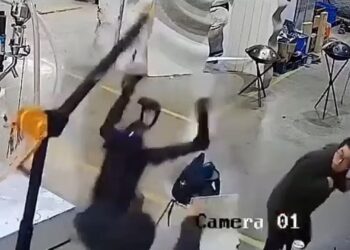 Βίντεο: Ανθρωποειδές ρομπότ βγήκε εκτός ελέγχου και επιτέθηκε στον χειριστή του