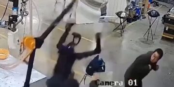 Βίντεο: Ανθρωποειδές ρομπότ βγήκε εκτός ελέγχου και επιτέθηκε στον χειριστή του