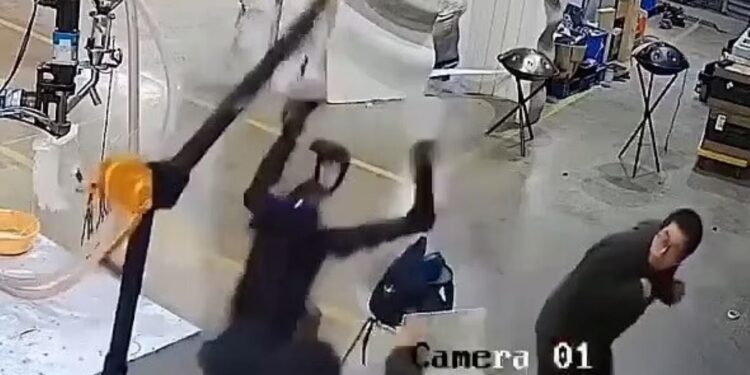 Βίντεο: Ανθρωποειδές ρομπότ βγήκε εκτός ελέγχου και επιτέθηκε στον χειριστή του