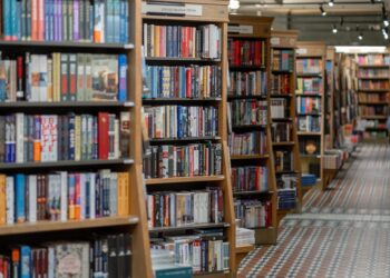 Βιβλιοπωλεία έλαβαν κατάλογο βιβλίων που πρέπει να καταστρέψουν