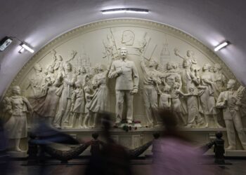 Το μνημείο του σοβιετικού δικτάτορα Ιωσήφ Στάφιλ στο μετρό της Μόσχας προκαλεί συζητήσεις