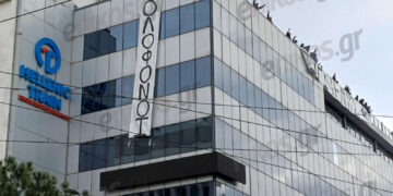 Τέμπη: Απαλλαγή μελών του Ρουβίκωνα για το πανό στην Hellenic Train