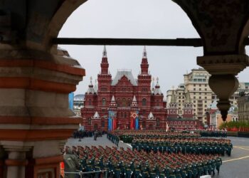 Δείτε LIVE την μεγαλειώδη στρατιωτική παρέλαση για την Ημέρα της Νίκης
