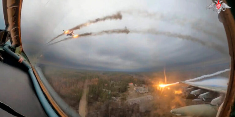 Μετ’ εμποδίων οι πτήσεις από και προς τα αεροδρόμια της Μόσχα λόγω ουκρανικών drones