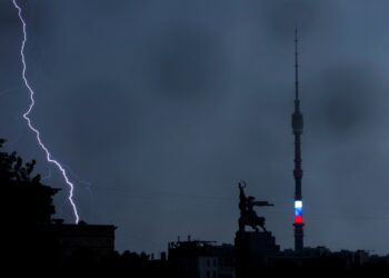 Η οικονομία αντιμετωπίζει κίνδυνο «υποθερμίας», προειδοποιεί ο ΥΠΟΙΚ