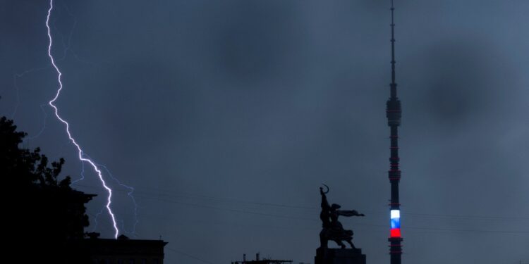 Η οικονομία αντιμετωπίζει κίνδυνο «υποθερμίας», προειδοποιεί ο ΥΠΟΙΚ