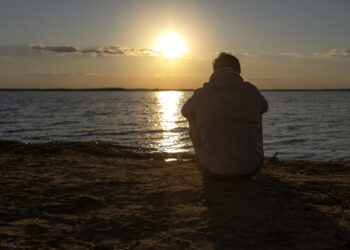 Οι άνθρωποι που ερωτεύονται πάντα συναισθηματικά μη διαθέσιμους συντρόφους, συνήθως είχαν αυτές τις 7 εμπειρίες στην παιδική ηλικία