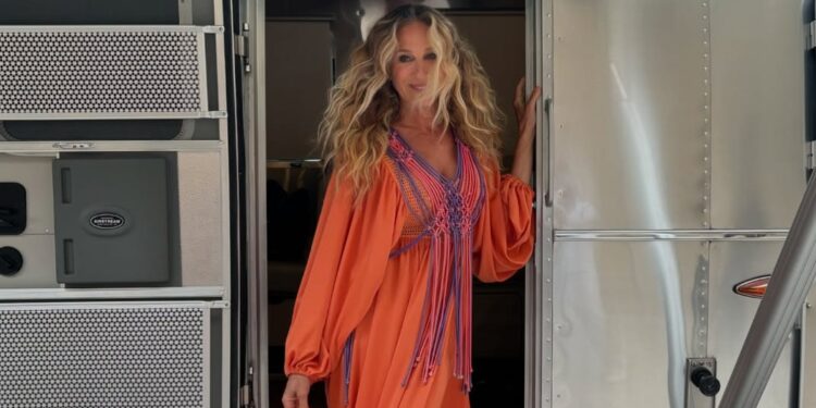 Η Σάρα Τζέσικα Πάρκερ ακούει Έλλη Κοκκίνου: Δείτε το βίντεο