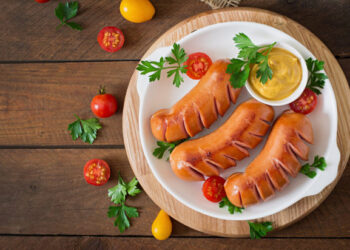 Συνταγή για λαχταριστά λουκάνικα στο air fryer με κρεμώδη σάλτσα μουστάρδας