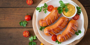 Συνταγή για λαχταριστά λουκάνικα στο air fryer με κρεμώδη σάλτσα μουστάρδας