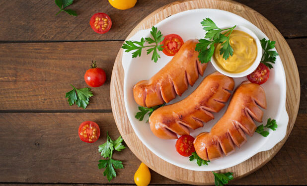 Συνταγή για λαχταριστά λουκάνικα στο air fryer με κρεμώδη σάλτσα μουστάρδας