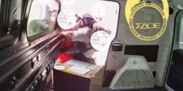 Στέλεχος του ΣΔΟΕ μεταμφιέστηκε σε κούριερ και συνέλαβε 38χρονο