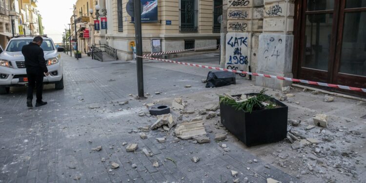 Περιορισμένης έκτασης ζημιές σε ετοιμόρροπα κτίρια μετά τον σεισμό των 6,1 Ρίχτερ