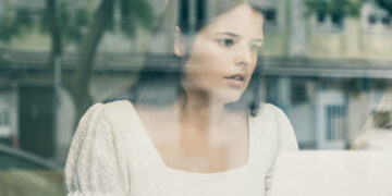 Το Νο1 σύμπτωμα που εμφανίζεται «σχεδόν πάντα» στο ένα μάτι, σύμφωνα με ειδικούς