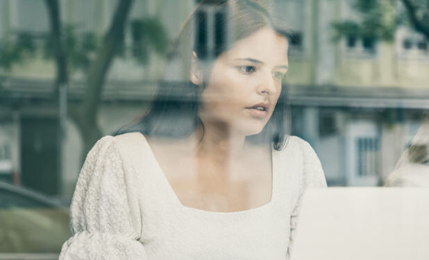 Το Νο1 σύμπτωμα που εμφανίζεται «σχεδόν πάντα» στο ένα μάτι, σύμφωνα με ειδικούς