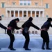 Γενοκτονία των Ποντίων: Πυρρίχιος χορός σέρρα αντικρίζοντας τον Άγνωστο Στρατιώτη