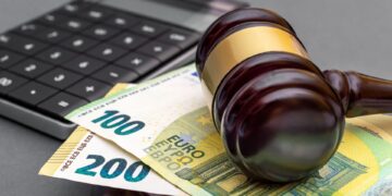 Πρότυπη Δίκη για 13ο – 14 μισθό και αγωγές για 13η – 14η σύνταξη: «Βόμβα» 4 δισ. ευρώ
