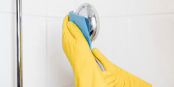 Απαλλαγείτε από τα άλατα στην κεφαλή του ντους με 1 φυσικό υλικό που «κάνει θαύματα»