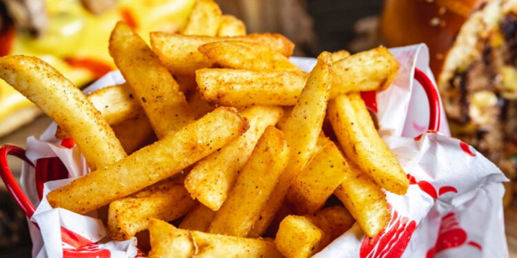 Συνταγή για να φτιάξετε τις πιο νόστιμες τηγανητές πατάτες στο σπίτι με 5 υλικά