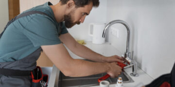 Νεροχύτης: Υδραυλικός αποκαλύπτει το «καλύτερο» υλικό για να τον ξεβουλώσετε σε 5 λεπτά