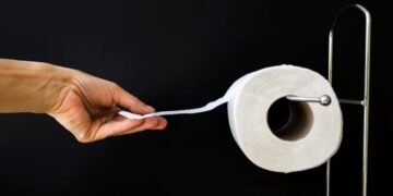 Ειδικός αποκαλύπτει ότι 1 κοινή συνήθεια που σχετίζεται με την τουαλέτα είναι ιδιαίτερα κακή για την υγεία σας