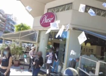 Μέλη του Ρουβίκωνα πέταξαν τρικάκια μέσα σε ζαχαροπλαστείο