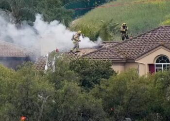 Καλιφόρνια: Αεροπλάνο συνετρίβη σε γειτονιά