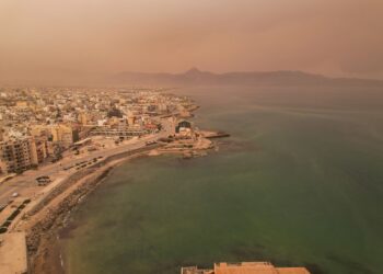 Απόκοσμο σκηνικό – Η σκόνη κάλυψε το Ηράκλειο (εικόνες)