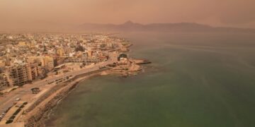 Απόκοσμο σκηνικό – Η σκόνη κάλυψε το Ηράκλειο (εικόνες)